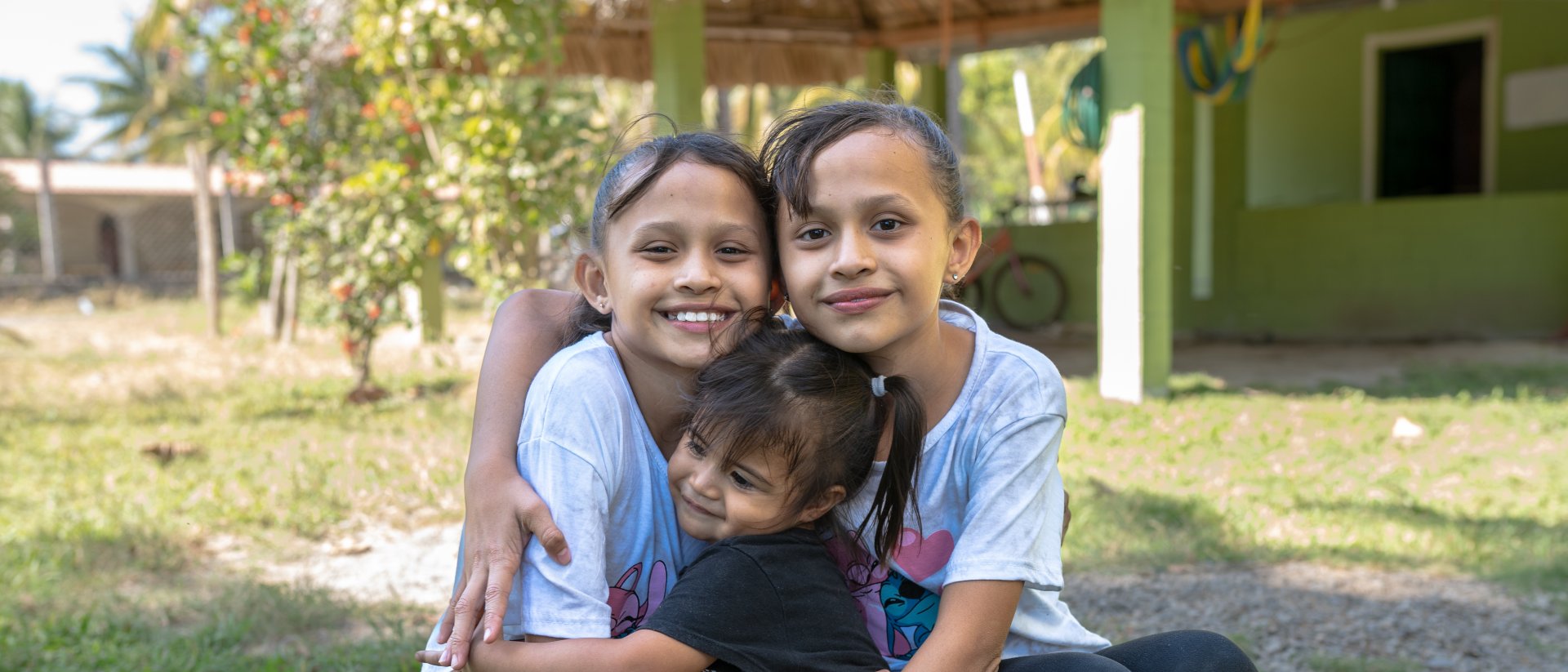 Hermanas dándose un abrazo