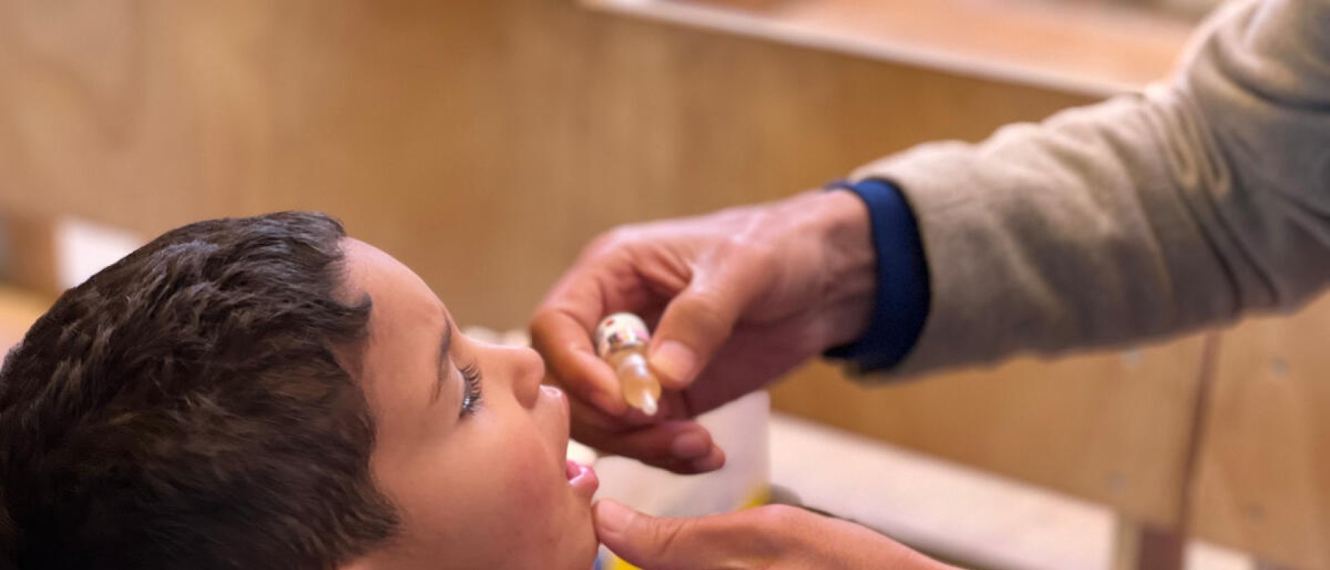 Save the Children poniendo la vacuna de la polio en Gaza