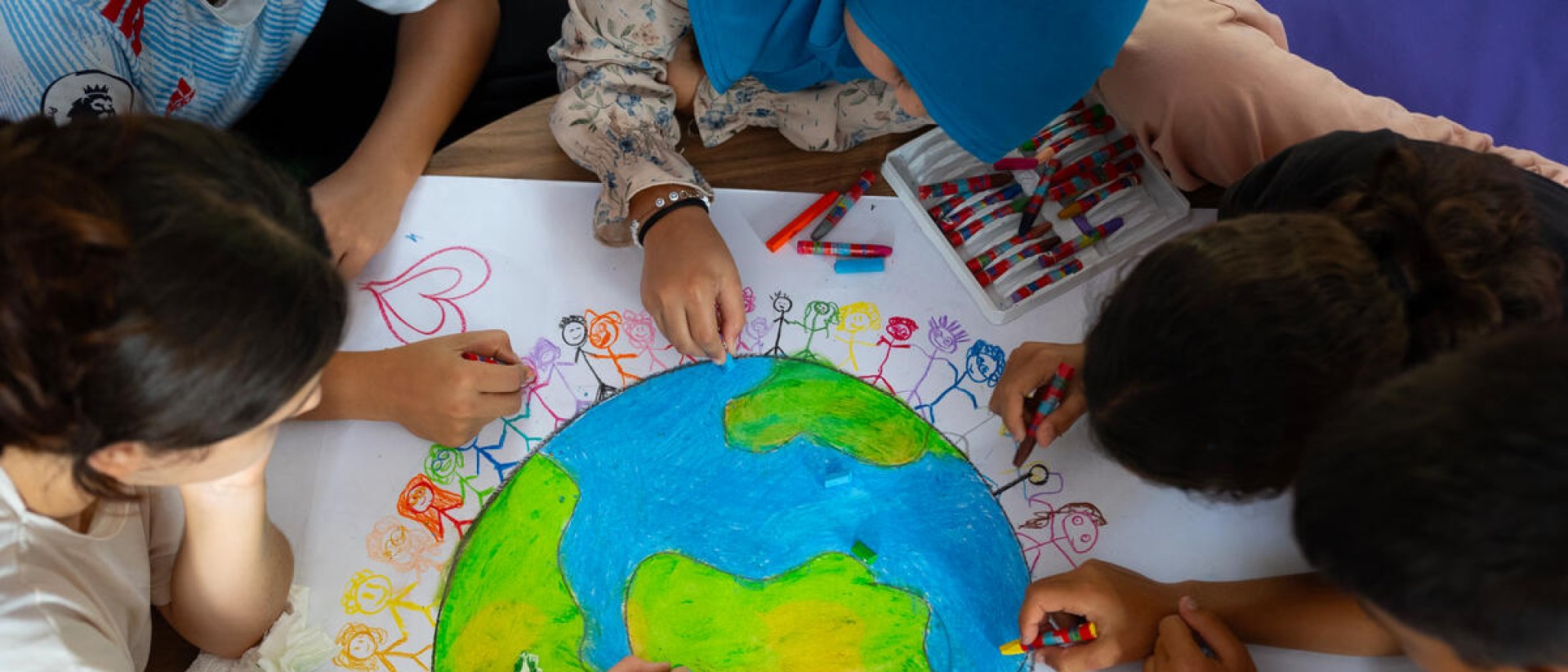 niños pintando