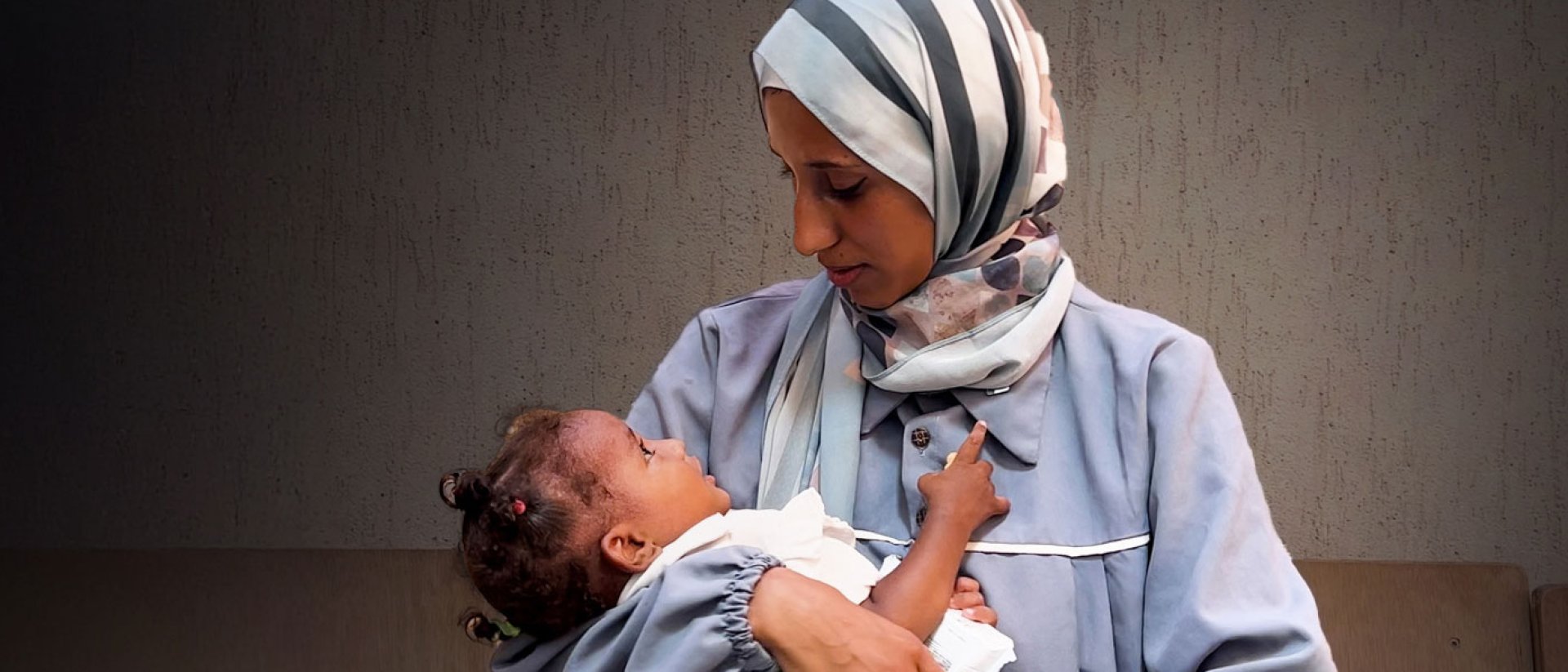 Madre con niño en Gaza
