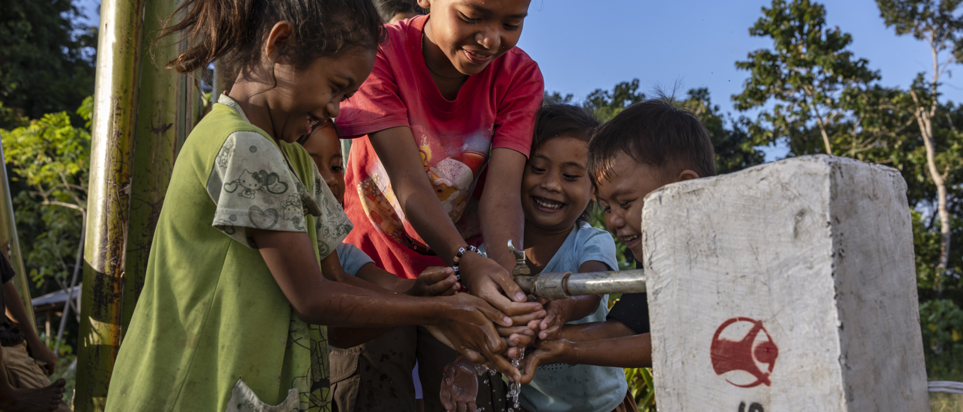 Niños y niñas de nuestros programas acceden a agua potable en Indonesia