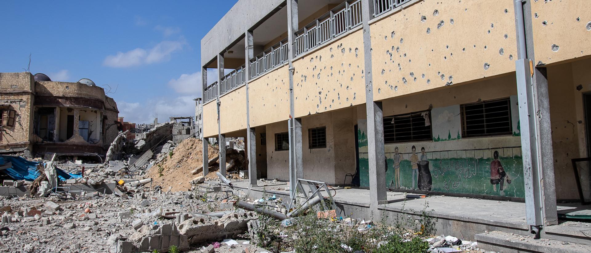 Una escuela severamente dañada en Khan Younis, Gaza