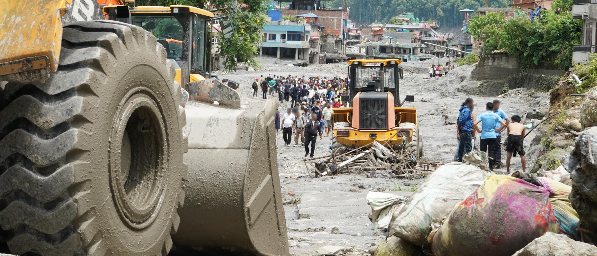 tractores en una calle inundada con gente