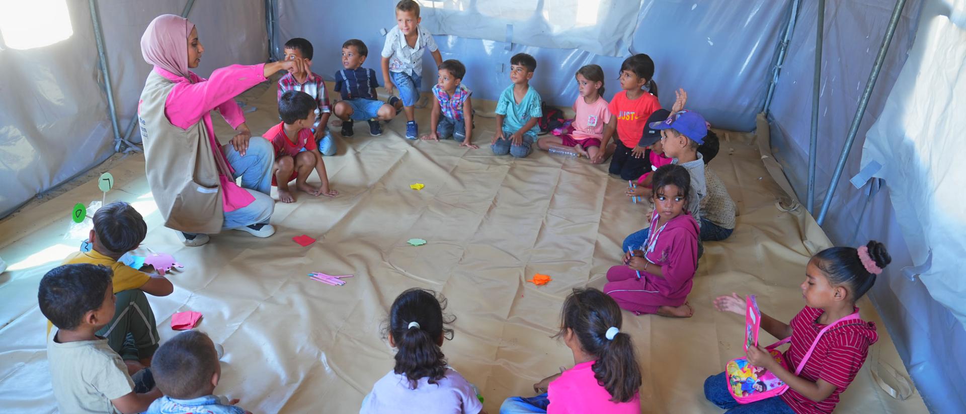 niños y niñas sentadas en una clase