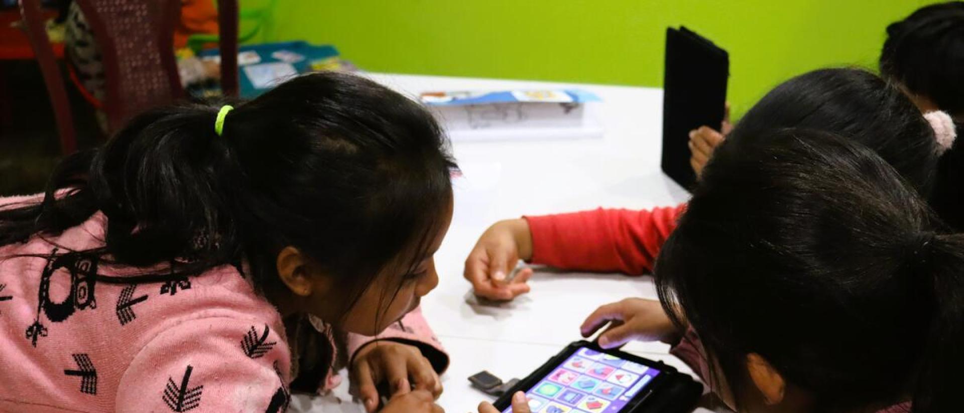 Niñas usando una tablet 