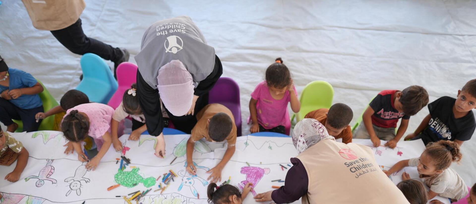niños y niñas en una escuela en Gaza
