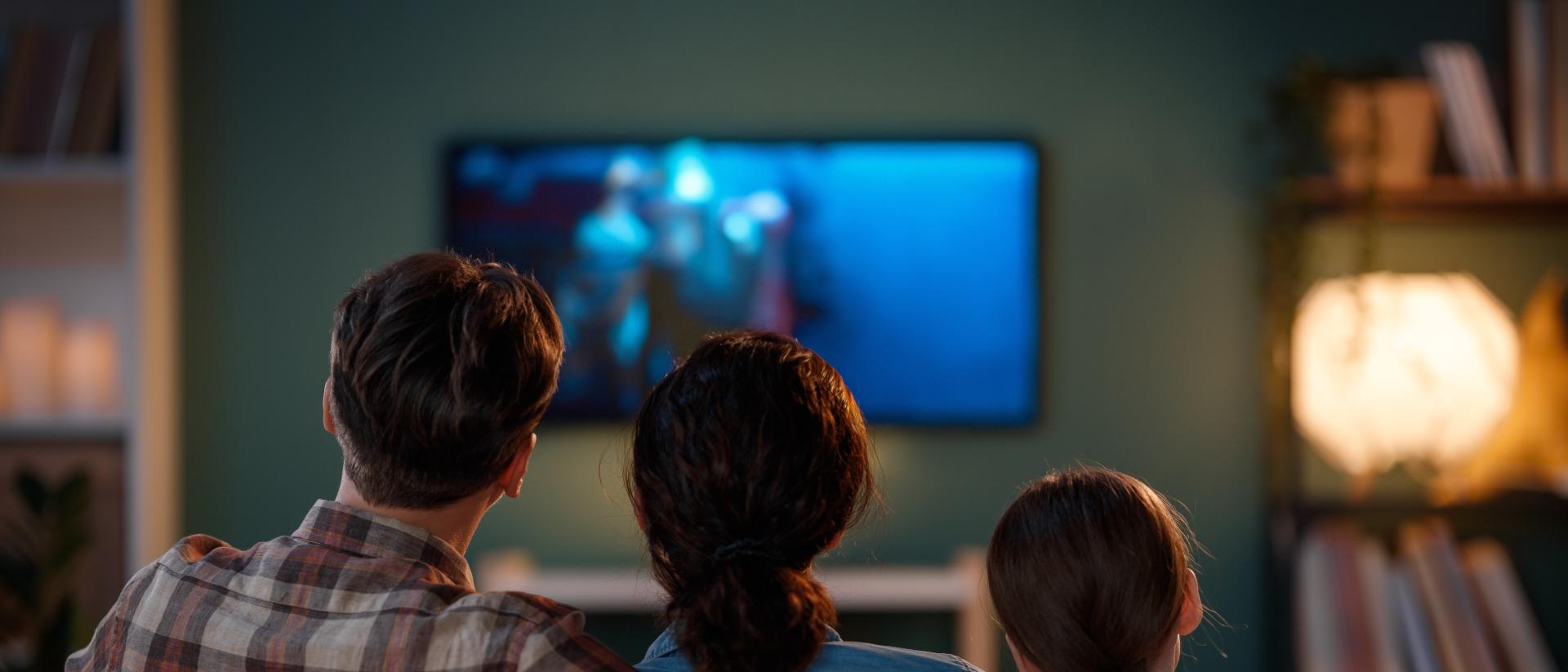 Familia viendo la televisión 