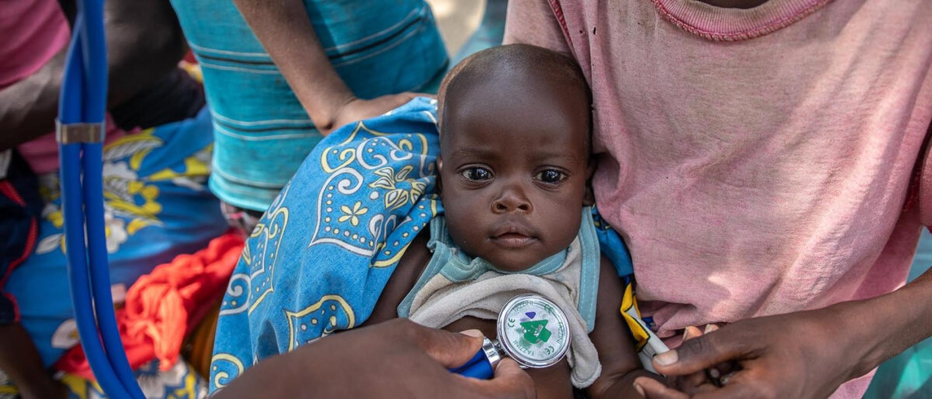 Turkana, Kenya. Mia, de 7 meses, recibe atención médica junto a su hermano