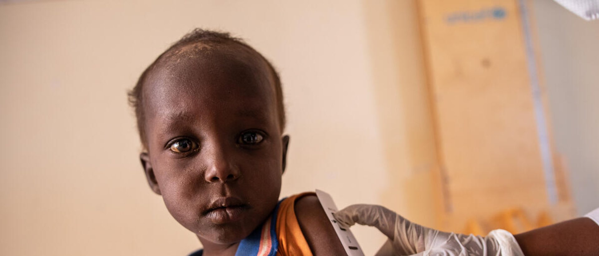 Sayid es atendido en una de las clínicas de salud materno-infantil de Save the Children en Somalia