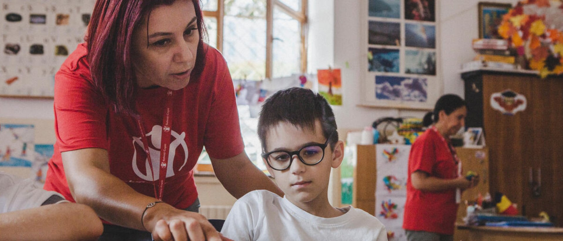 Niño ucraniano siendo atendido en un espacio seguro de Save the Children en Rumanía Niño ucraniano siendo atendido en un espacio seguro de Save the Children en Rumanía