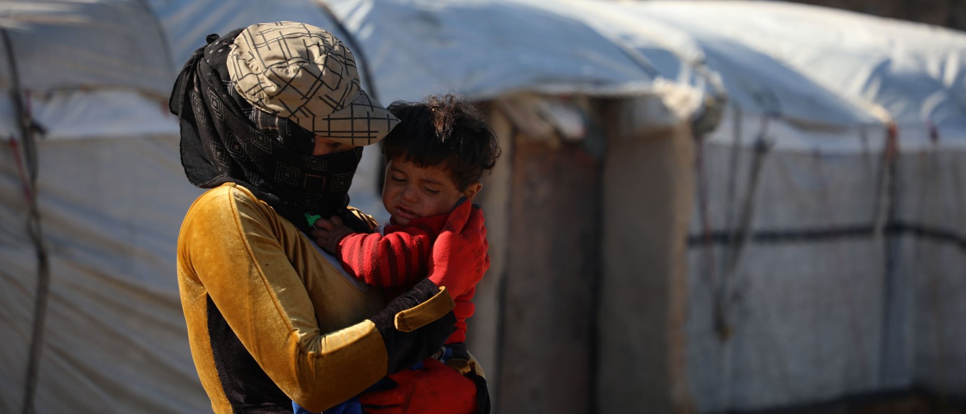 Zaina con su hijo en un campo de refugiados sirios
