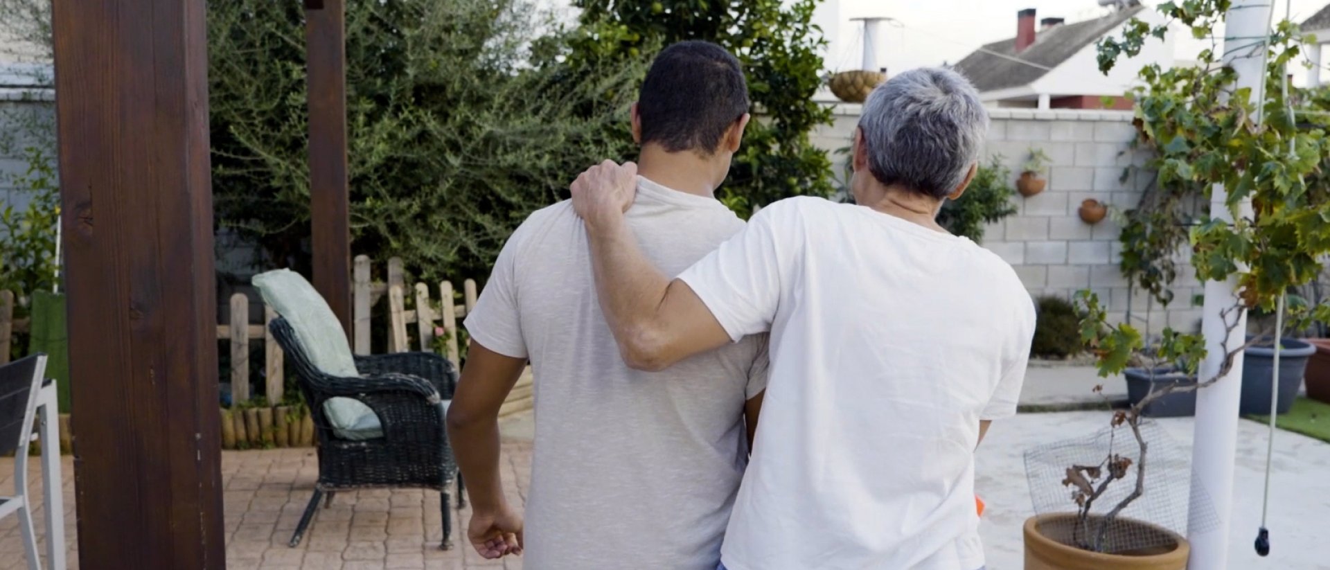 Una madre de acogida con un chico menor de edad