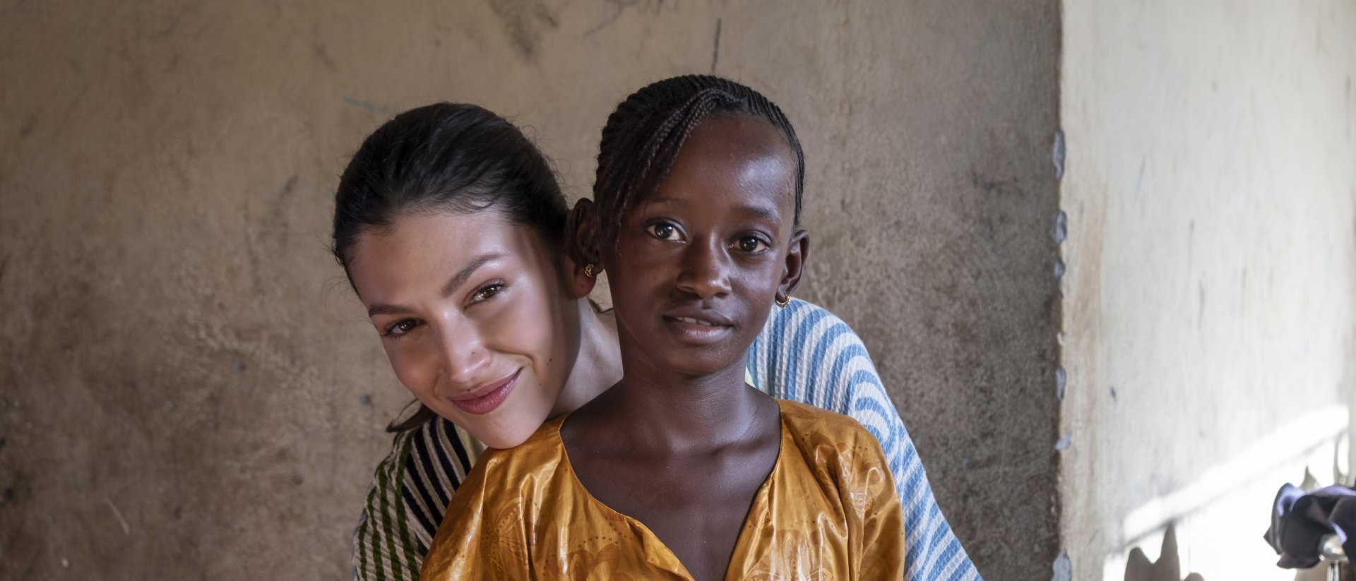 Úrsula Corberó contra el matrimonio infantil Save the Children - Foto de Úrsula con una niñas en Kolda, Senegal