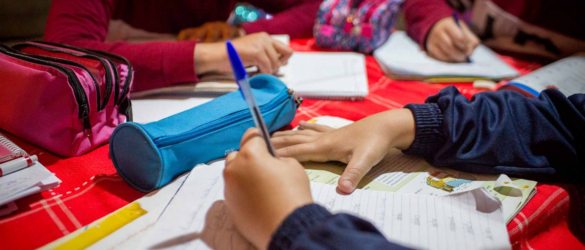 Niños en casa para el cierre de los colegios debido al coronavirus