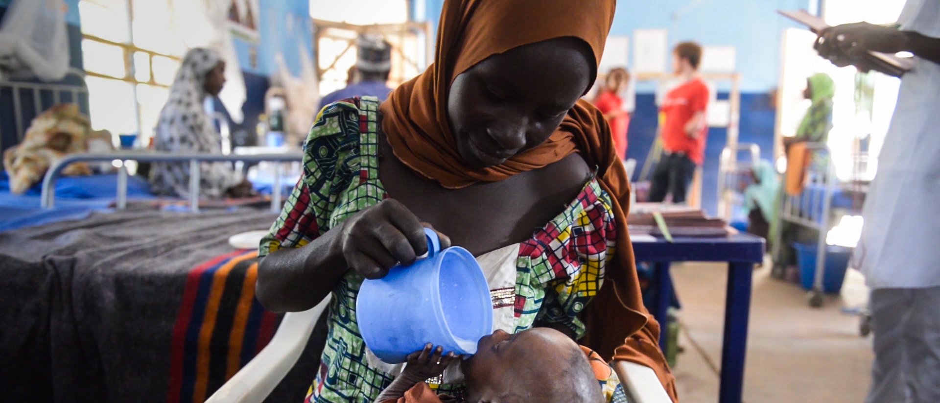 Lucha contra la desnutrición de niños en África Comida para niños en África