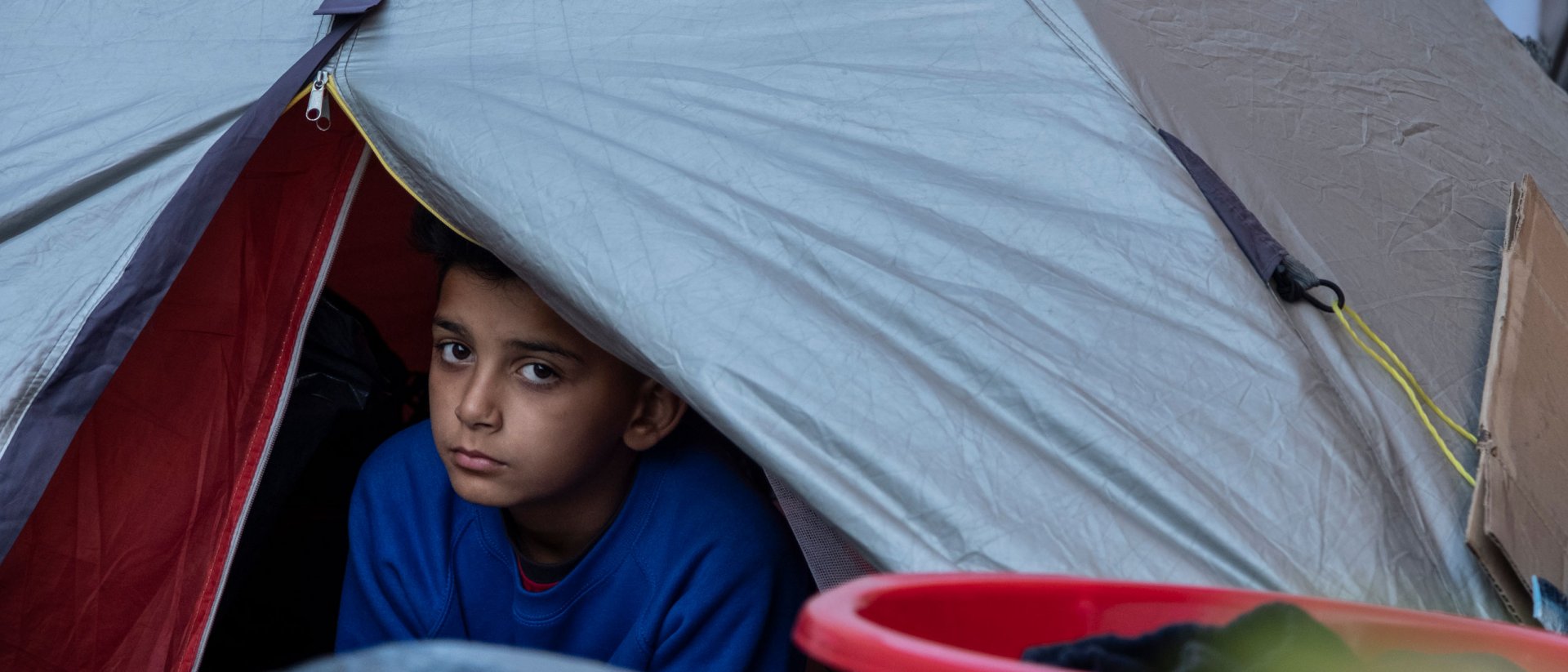 Niño en campo de refugiados Niño en campo de refugiados