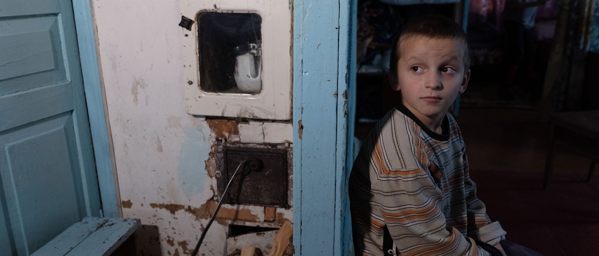 2 años de guerra en Ucrania - Niño solo en una habitación