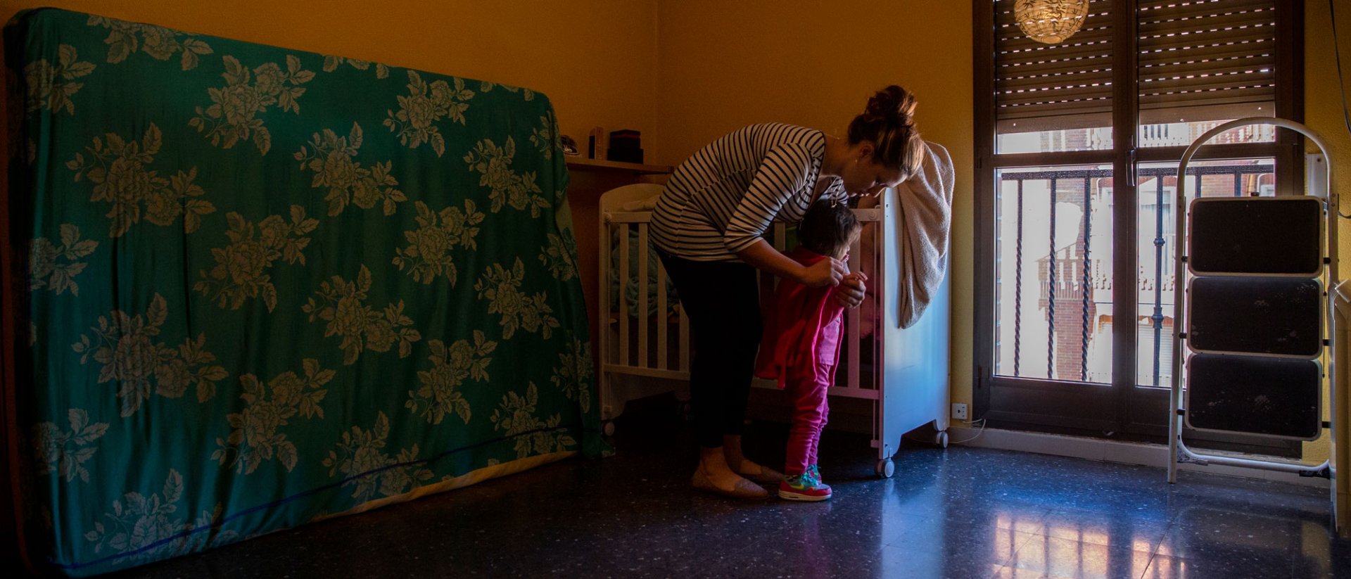 Aquí no hay quien viva: Madre con su hija cerca de una ventana Aquí no hay quien viva: Madre con su hija cerca de una ventana