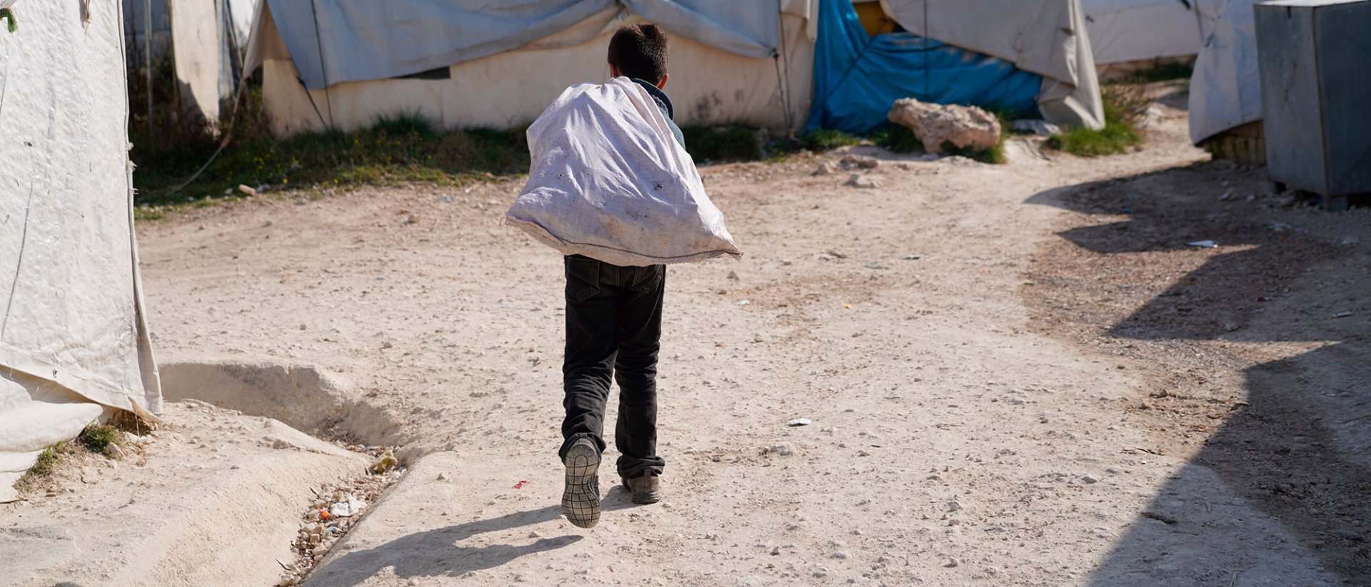 Siria: un niño en un campo de refugiados