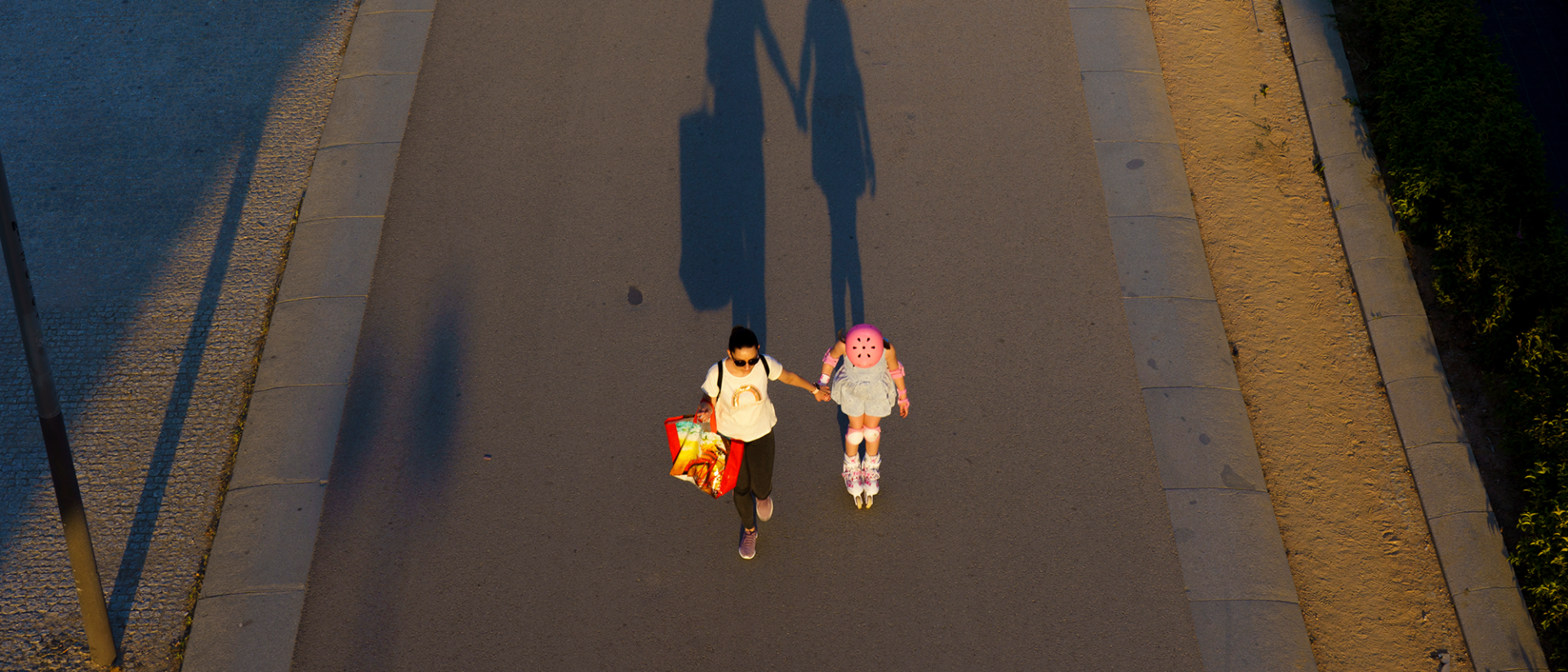 Informe: Infancia en reconstrucción. Una madre con su hija al lado en un parque desde una vista aérea Informe: Infancia en reconstrucción