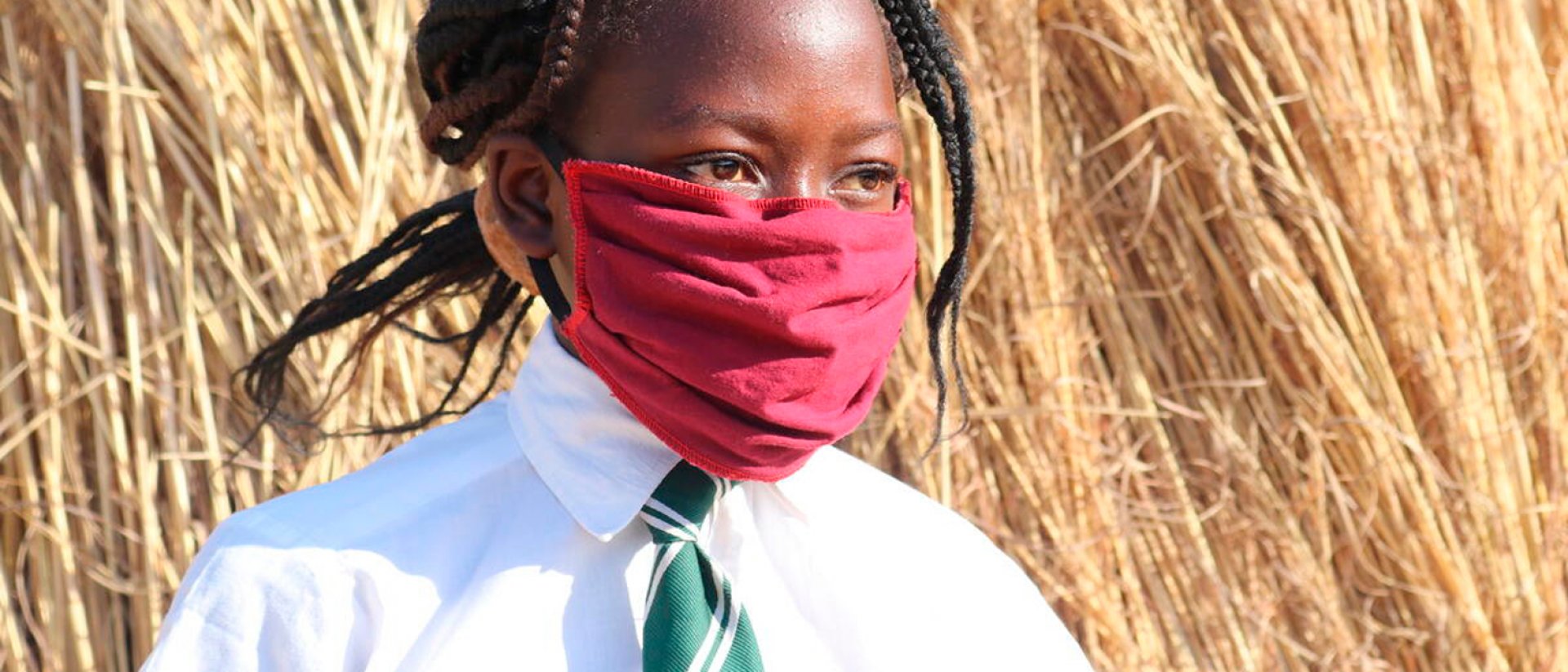 Niña en Zimbabwe con mascarilla