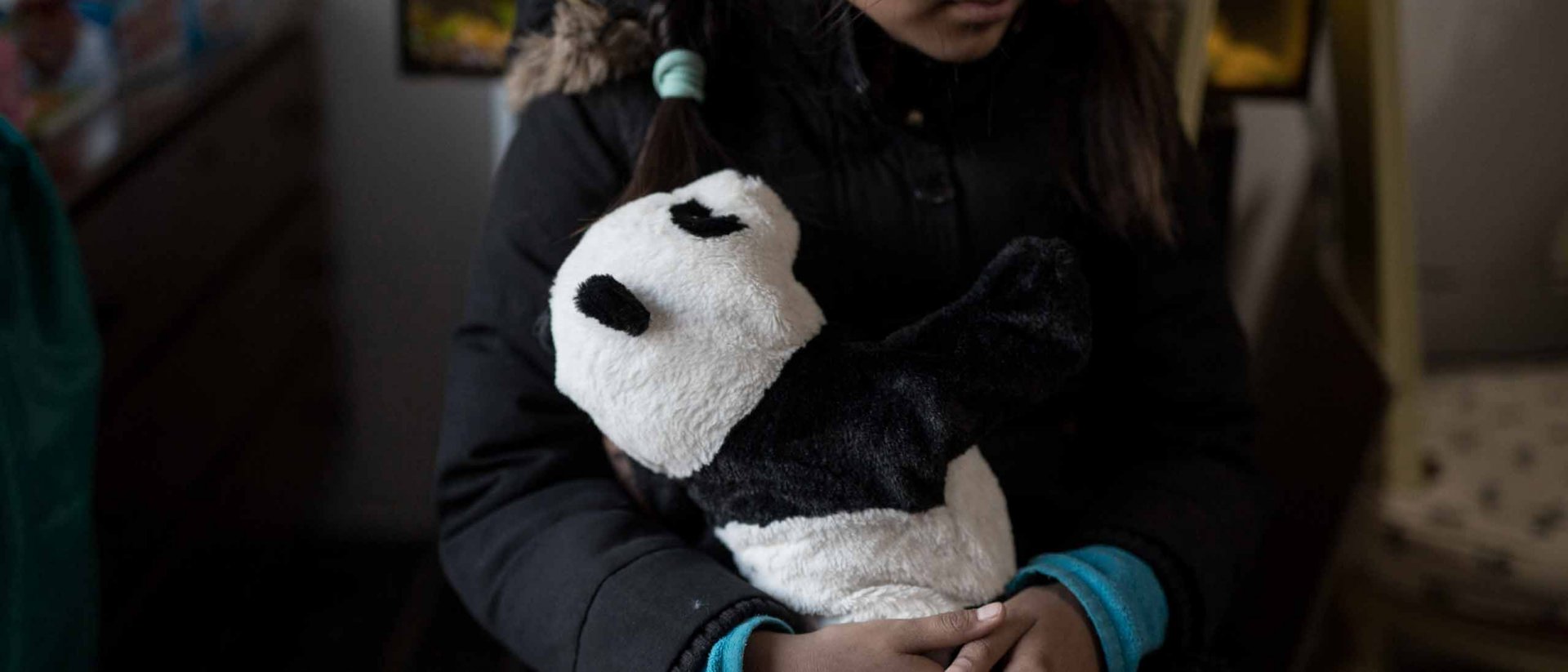 Día Internacional de la Eliminación de la Violencia contra la Mujer 2019 - Niña que abraza a un oso de peluche 25 de noviembre, Día Internacional de la Eliminación de la Violencia contra la Mujer 2019