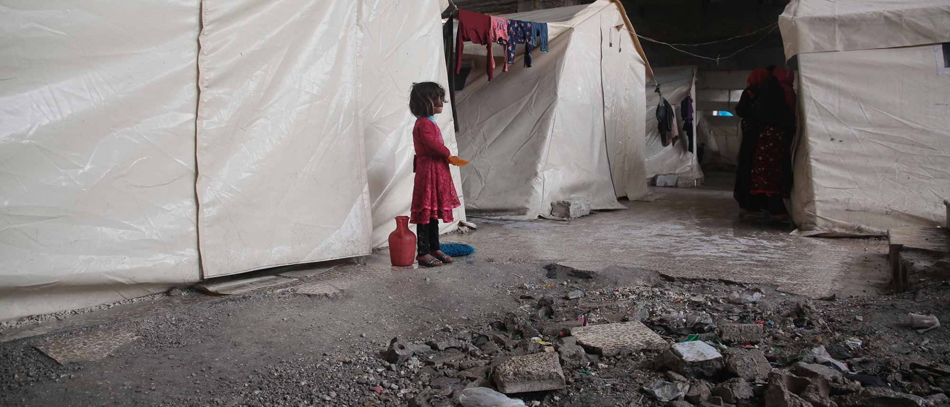 Niñas siria sola en campo de refugiados Niñas siria en campo de refugiados