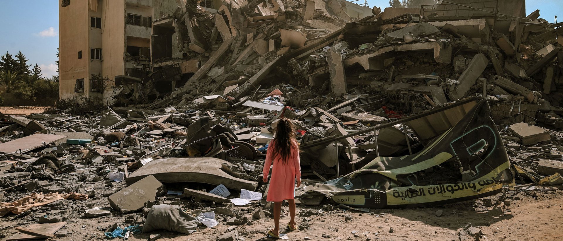 Niña entre escombros en Gaza