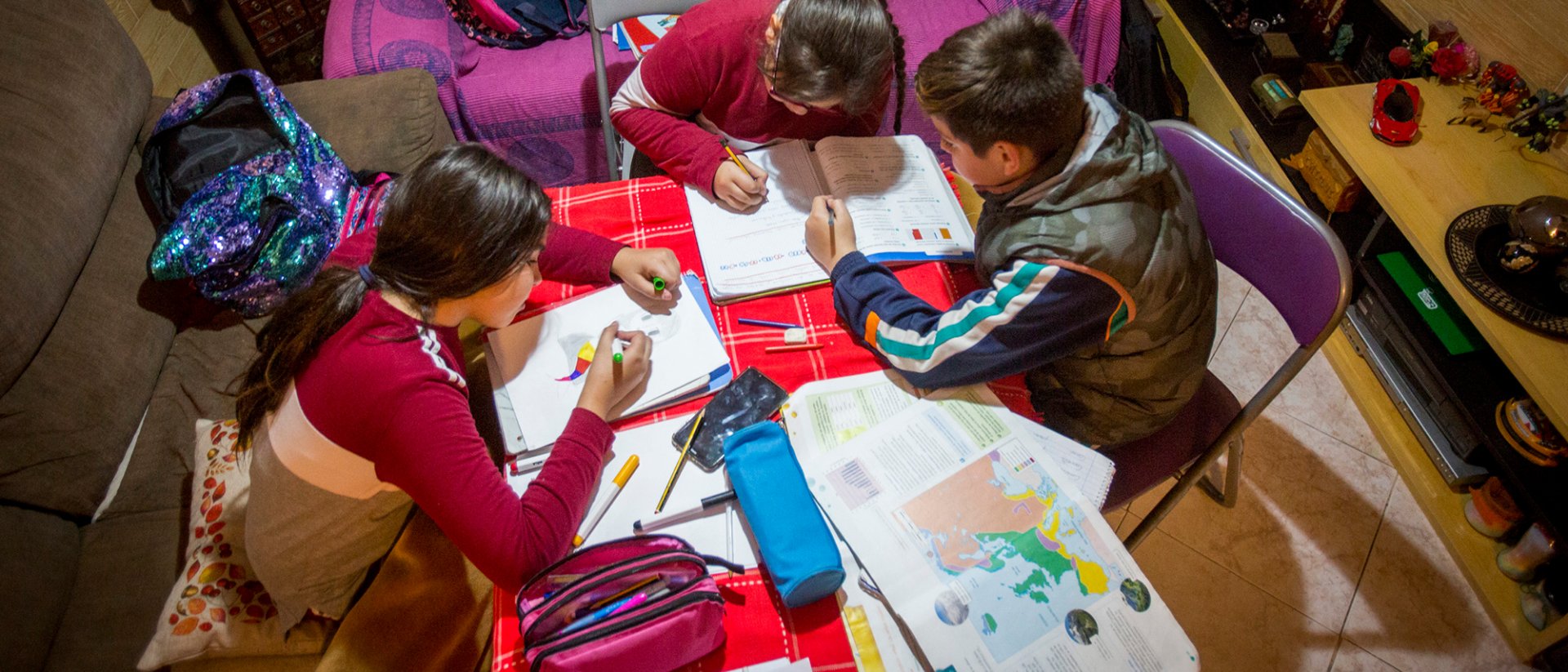 Niños y niñas estudiando juntos - Riesgo de exclusión social: IMV Niños y niñas estudiando juntos - Riesgo de exclusión social