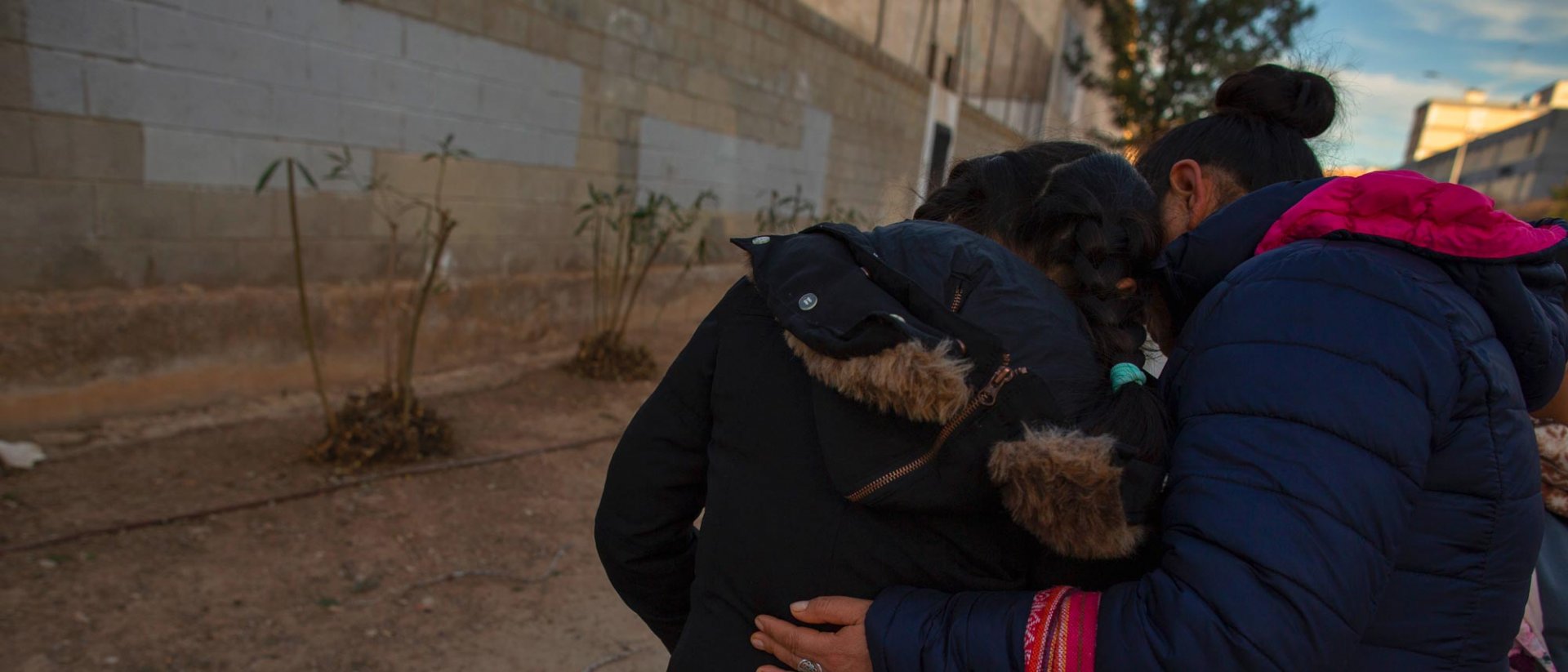Pobreza en España - Una madre abraza a su hija Pobreza en España - Una madre con su hija por las calles