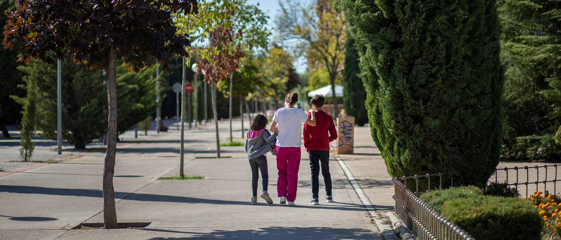 Niños acompañados por su madre en una calle