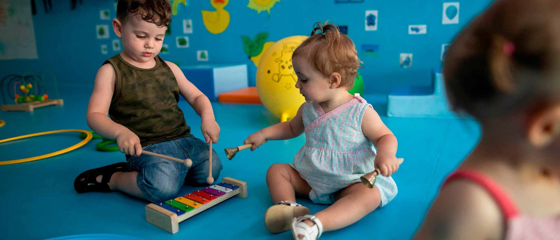 Día Internacional De La Educación - Dos niños jugando en una guardería Día Internacional De La Educación