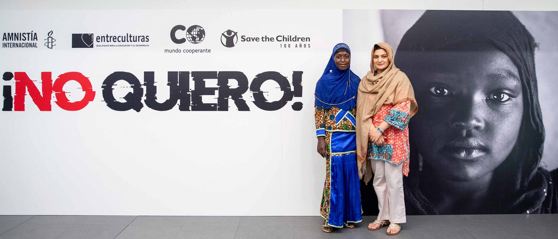 Día de la niña - Kadiatu y Hadiqa posane antes de la rueda de prensa "No Quiero" Día de la niña - Kadiatu y Hadiqa