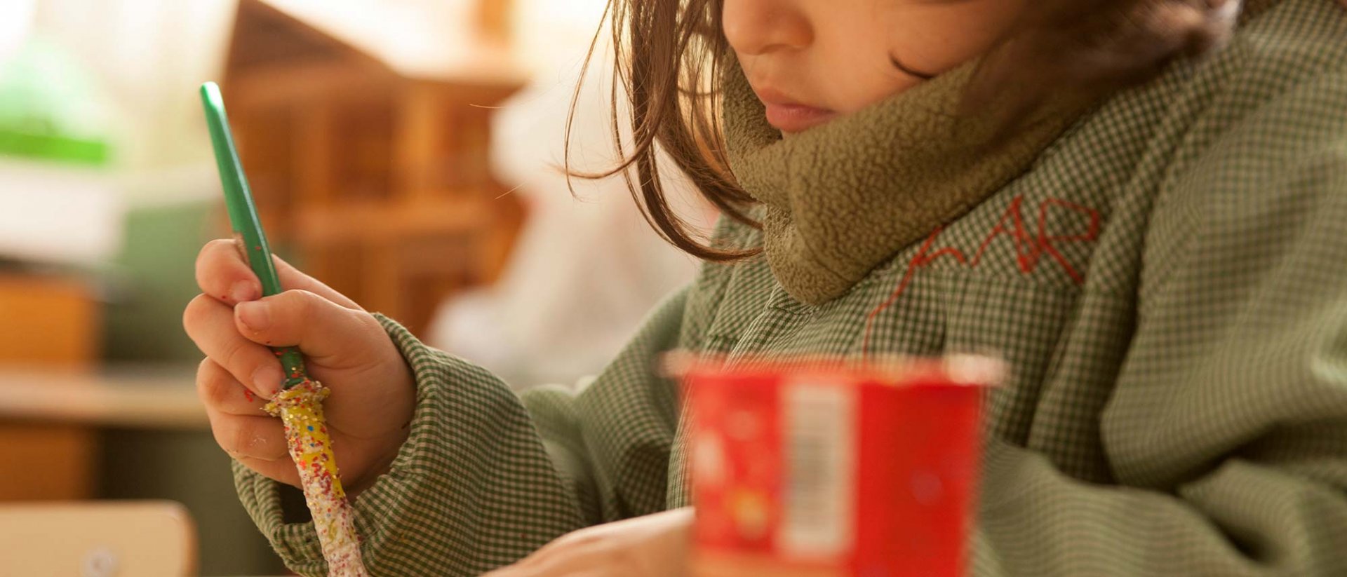 Una niña en una guardería en España Niña en guardería