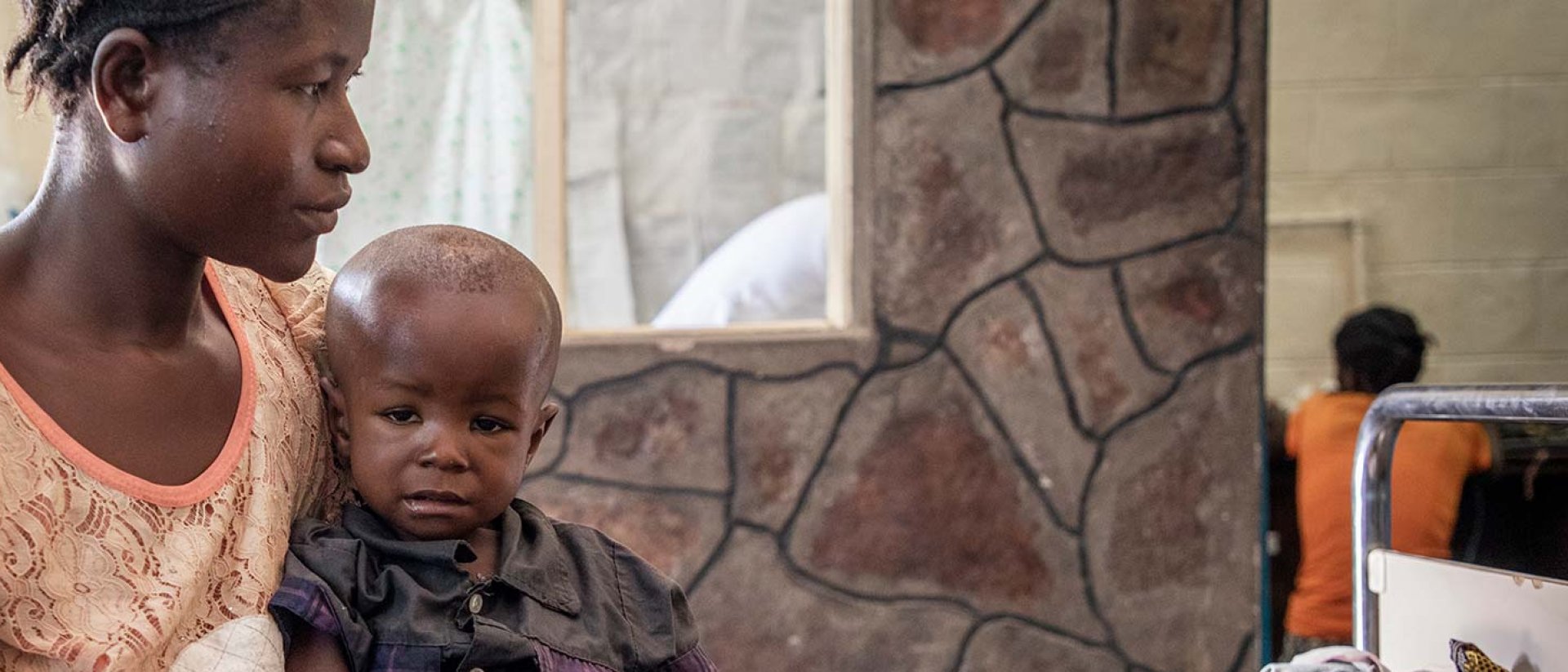 Neumonía - Un niño en un hospital de Save the Children en África