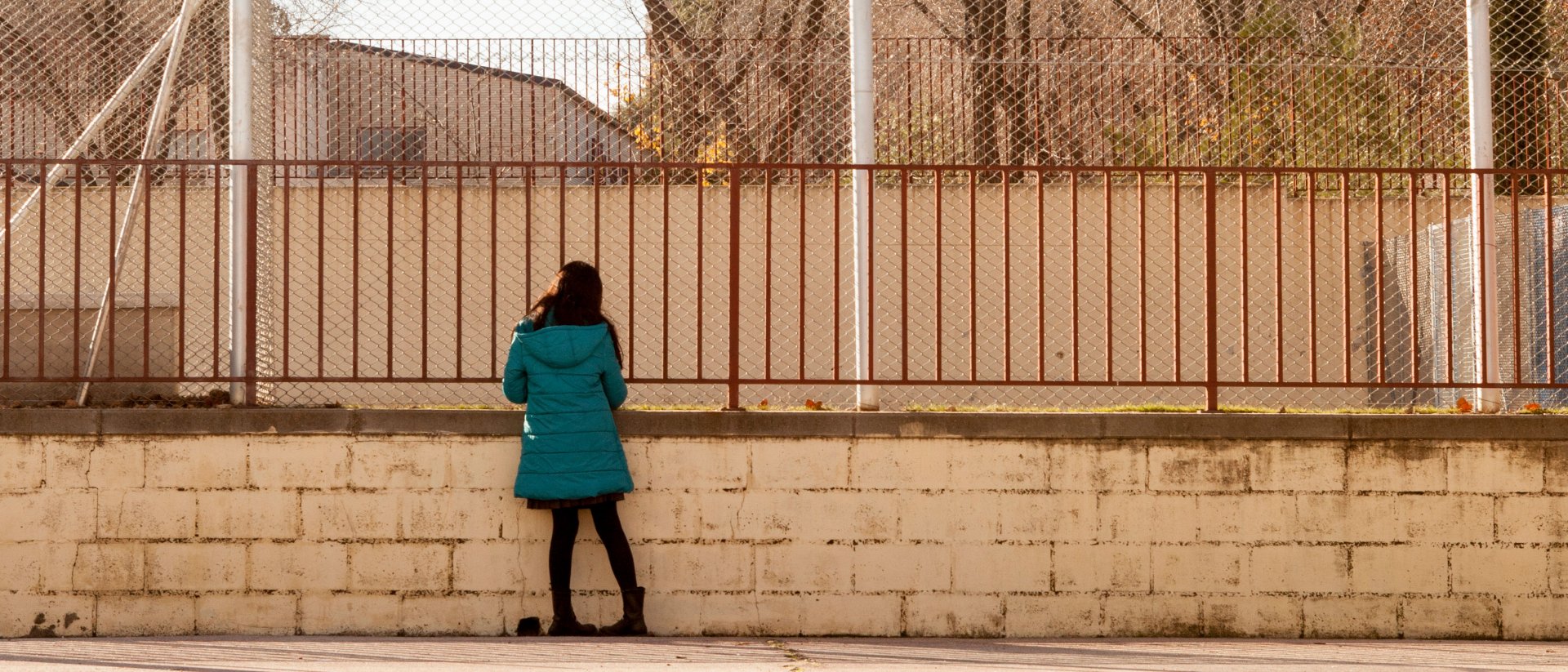 Revictimización contra víctimas abusos sexuales Revictimización víctimas abusos sexuales - Una niña sola en un pasillo