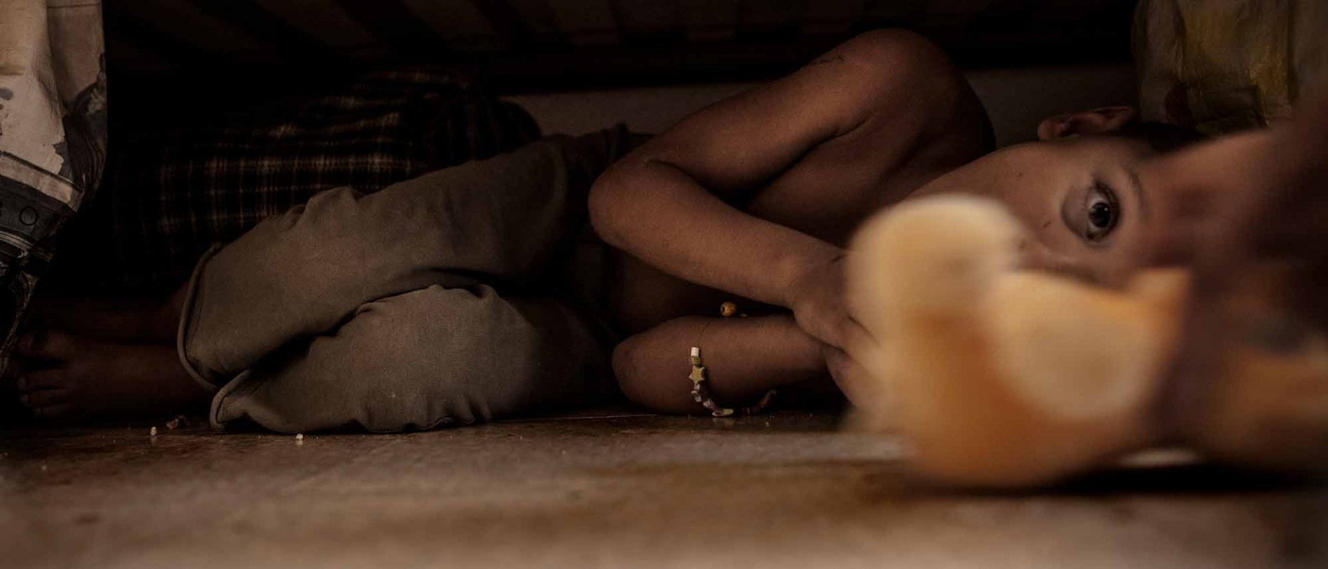 Maltrato infantil, niña se esconde bajo la cama para evitar la violencia Maltrato infantil
