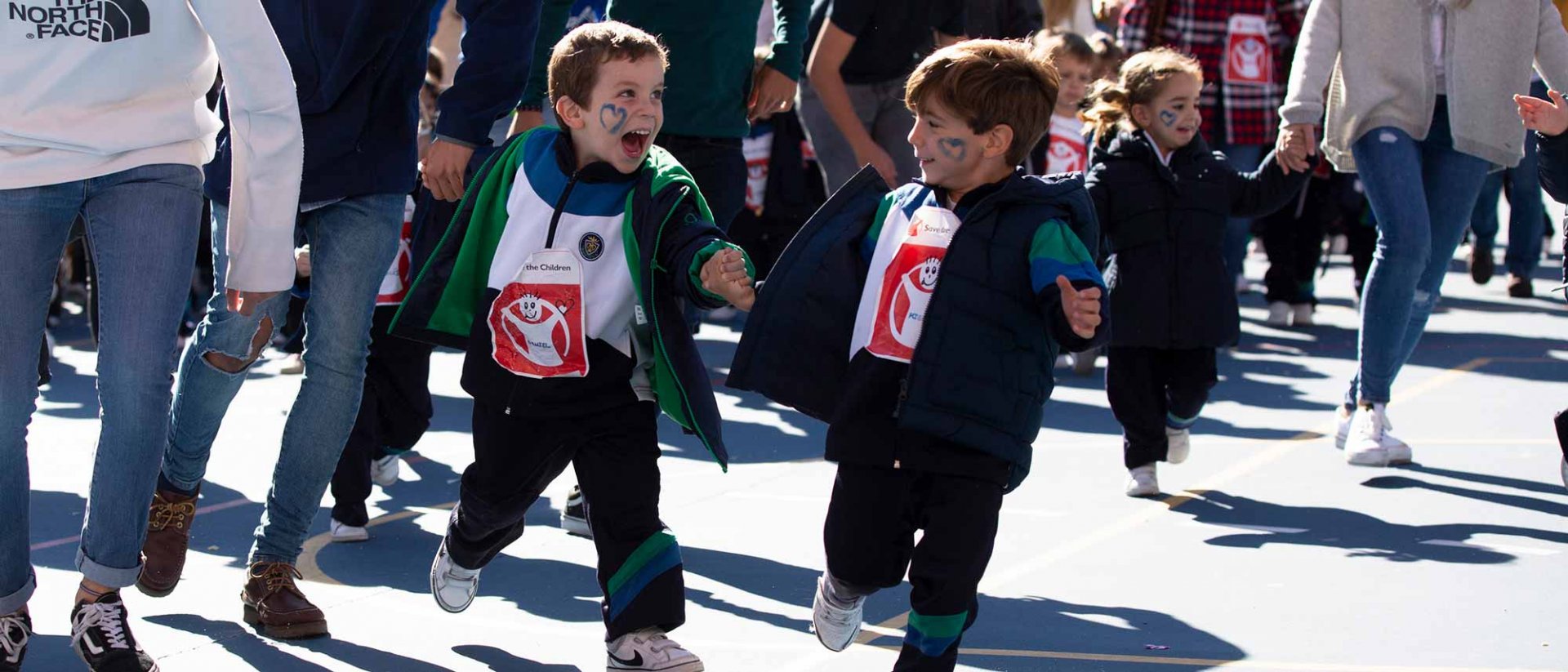 Día de la Paz y la No Violencia 2020 - Niños participando en la carrera Día de la Paz y la No Violencia 2020