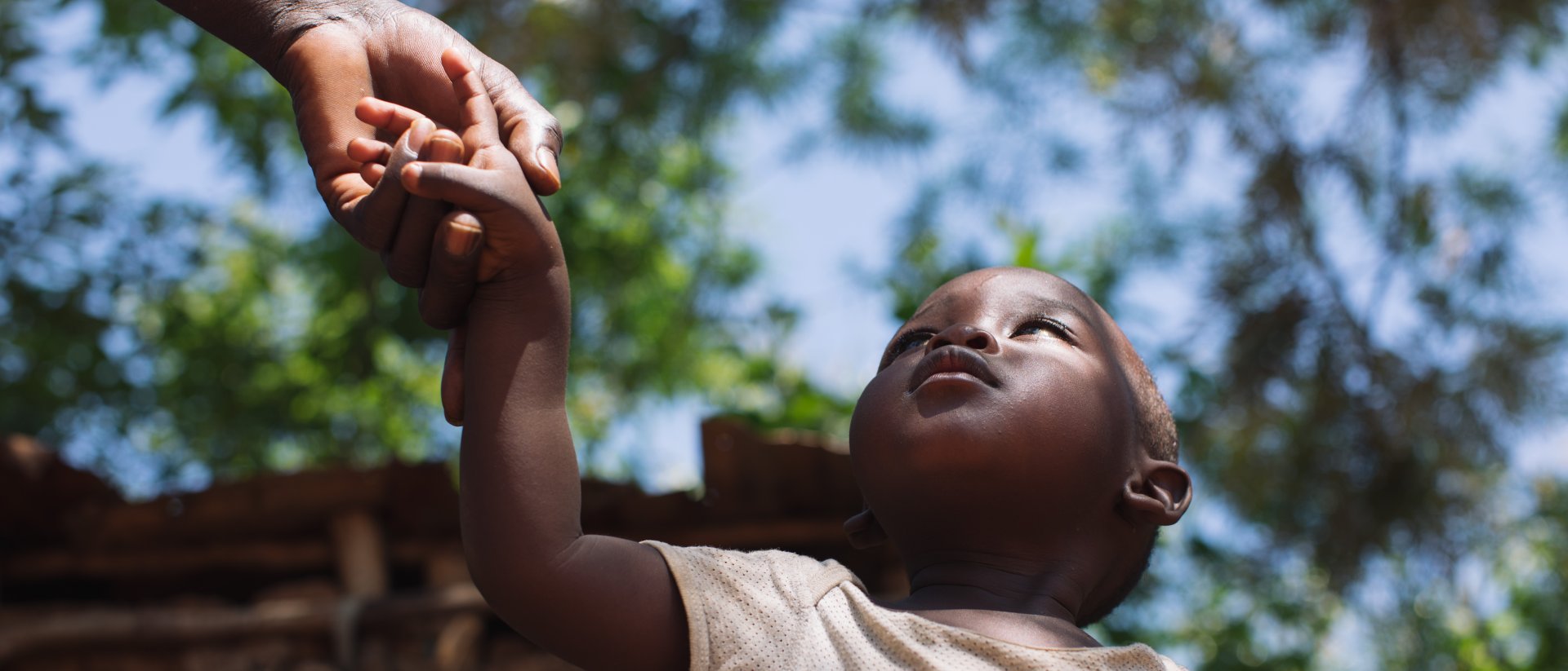 Conoce a nuestros testadores - Un niño da la mano a un adulto