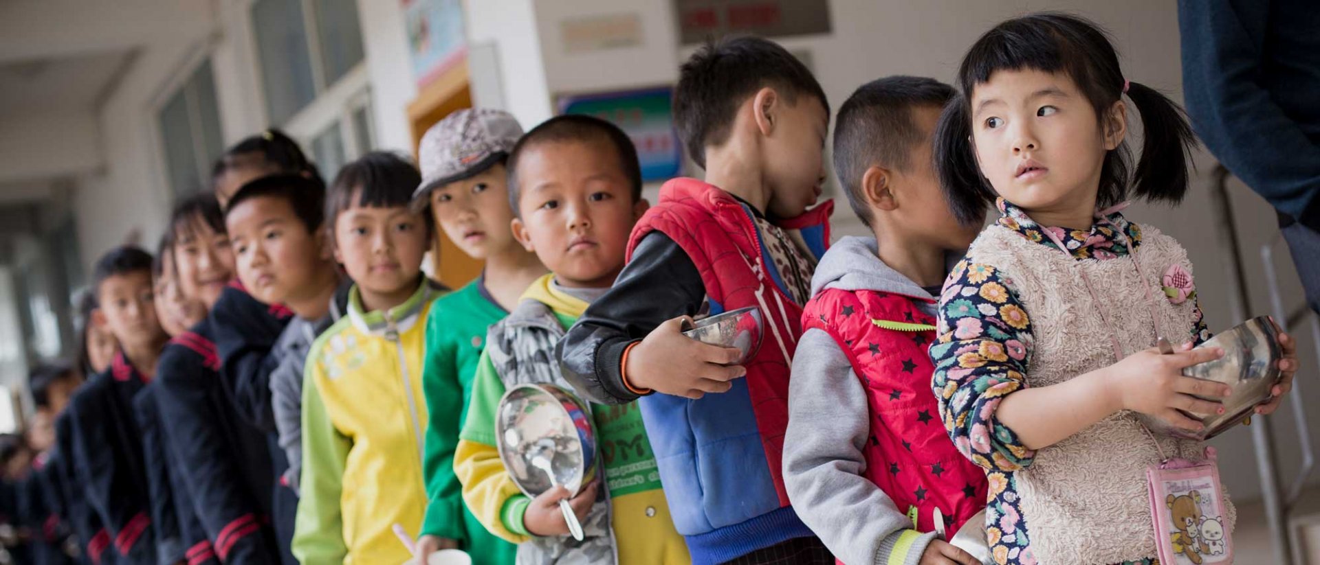 Coronavirus - Grupo de niños chinos en una cola Coronavirus - Niños chinos