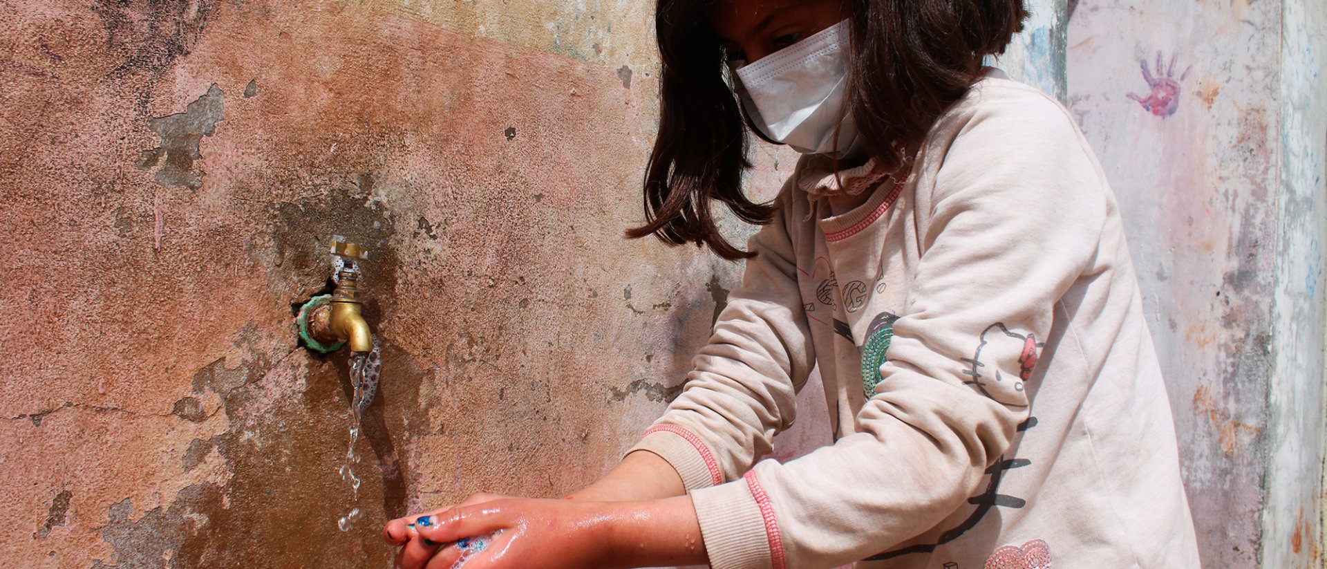 Niña siria lavándose las manos - coronavirus