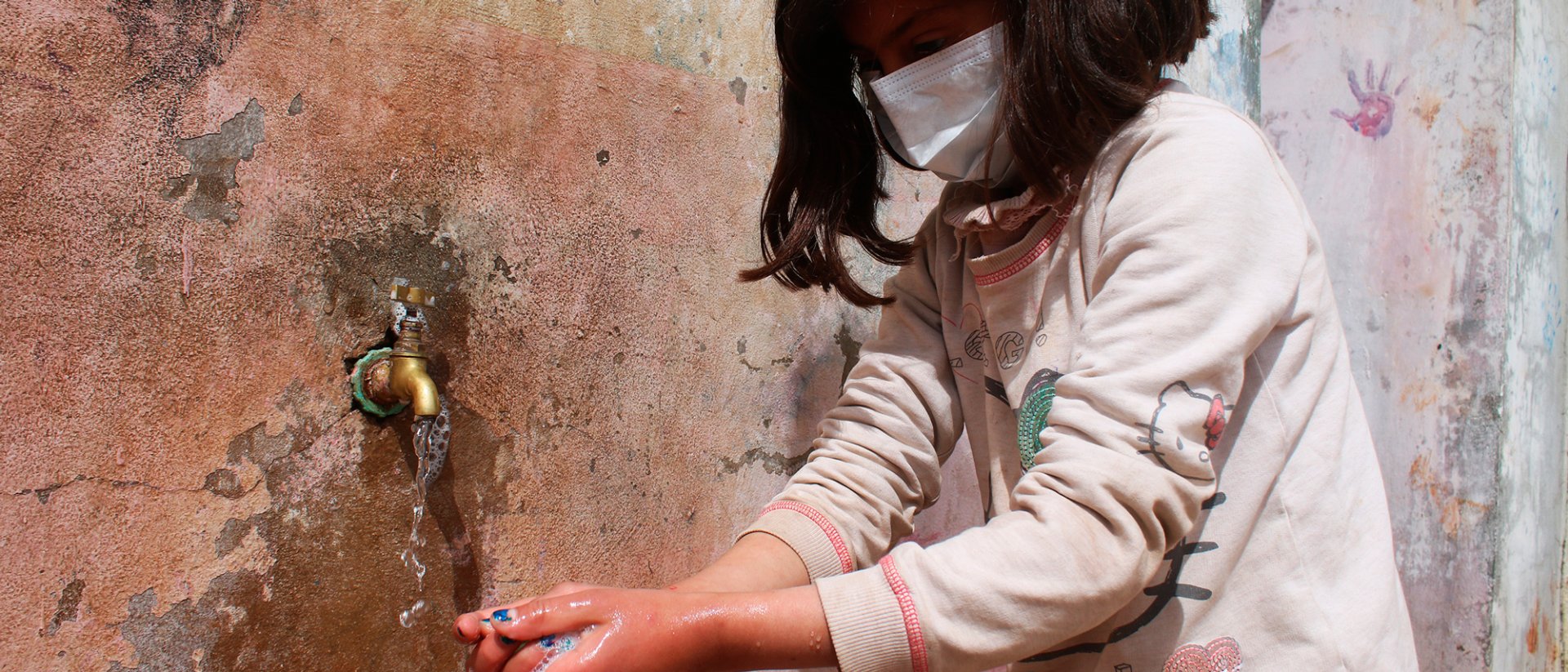 Una Niña siria lavándose las manos Niña siria lavándose las manos - coronavirus