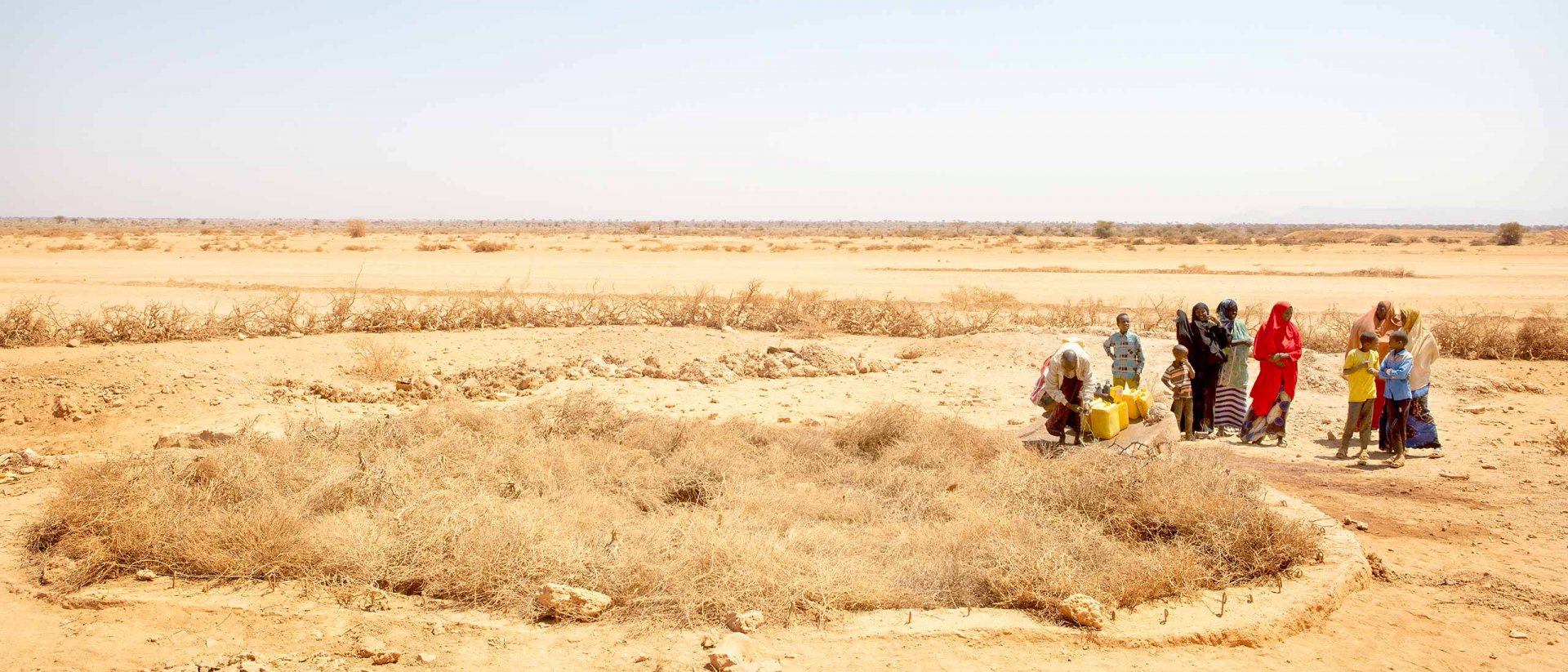 Somalia, una familia en busca de agua en un desierto Somalia - Efectos del cambio climático