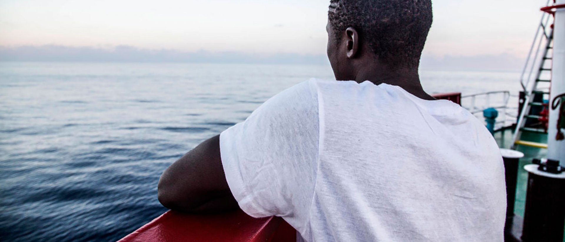 Help line Save the Children - Adolescente migrante solo en un barco 