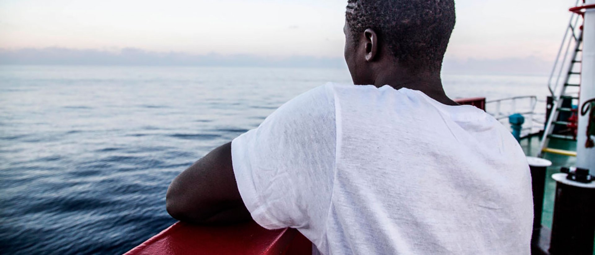 Help line Save the Children - Adolescente migrante solo en un barco Help line Save the Children - Adolescente migrante solo en un barco