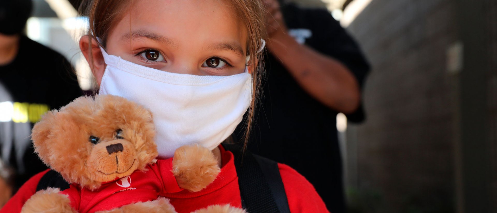 niña con mascarilla