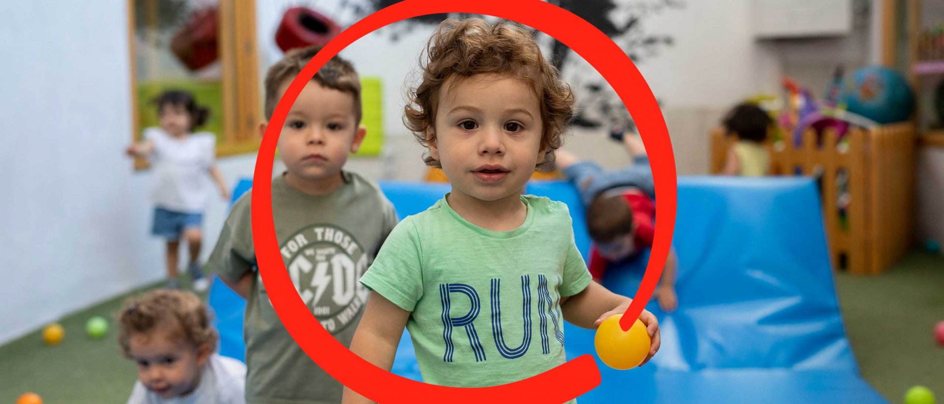 Informe donde todo empieza - Niños menores de 3 años jugando Informe donde todo empieza - Un niño menor de 3 años jugando