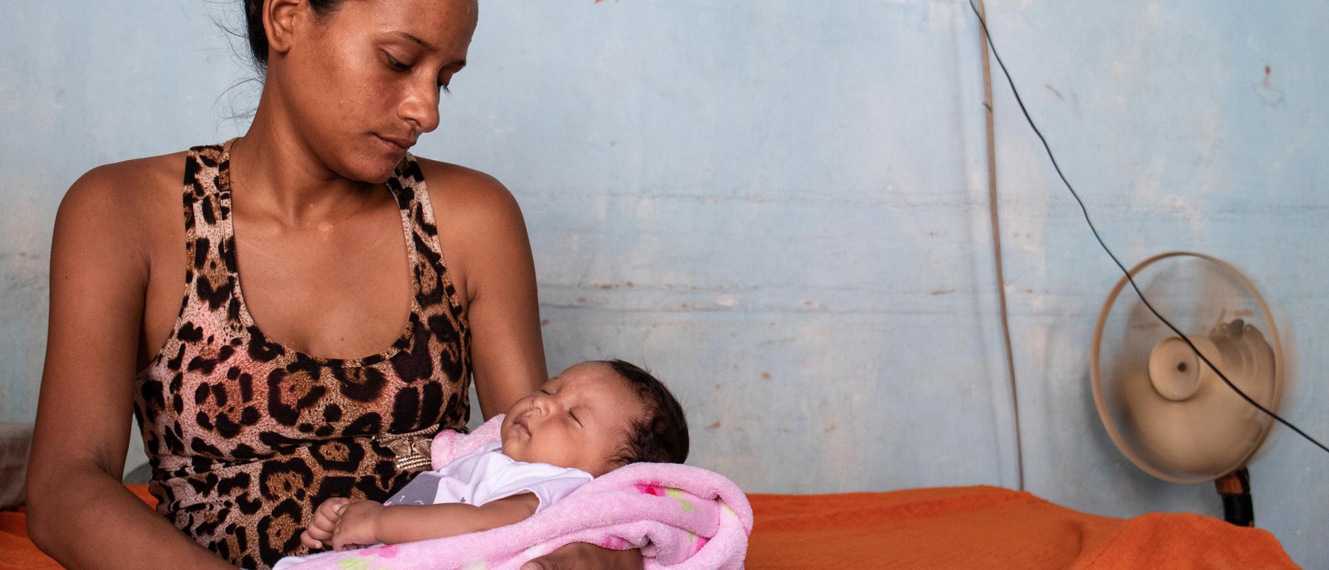 Mujer en el centro para embarazadas de Save the Children Mujer migrante a Colombia