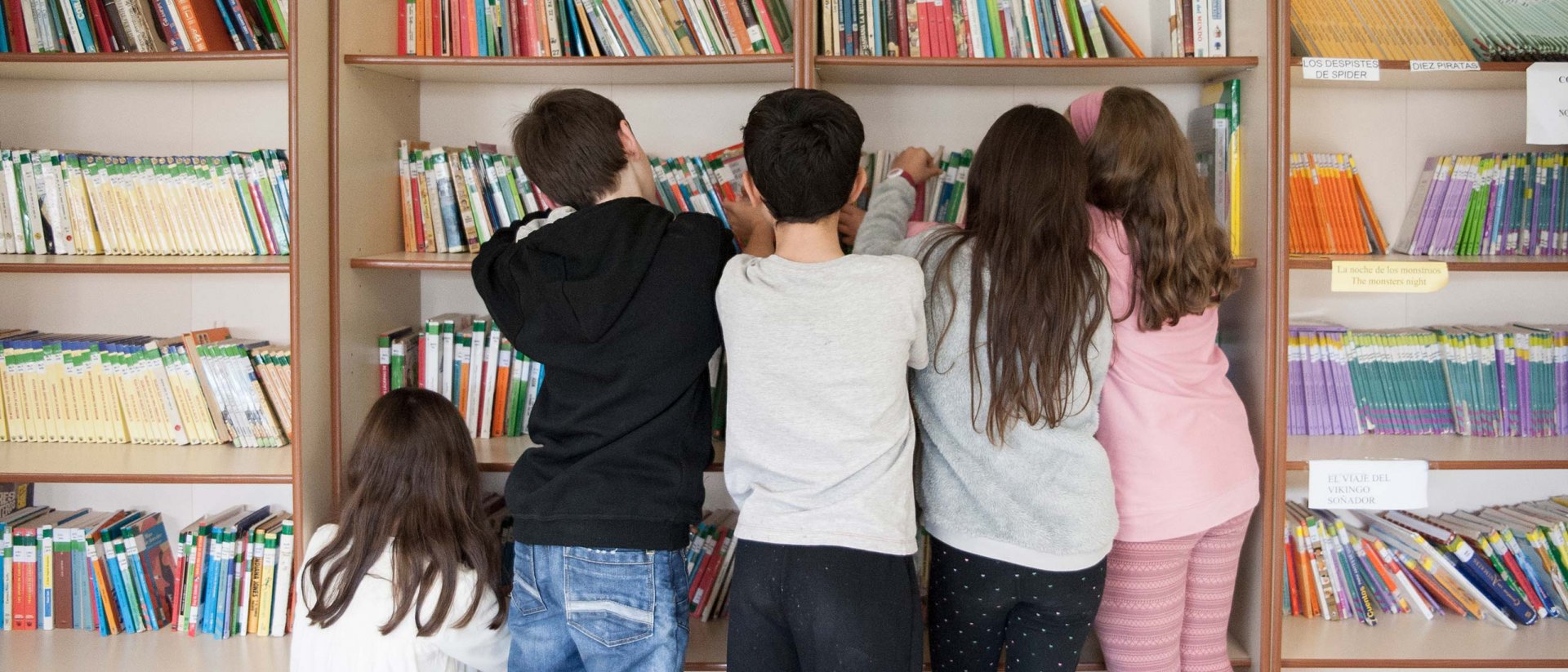 Niños y niñas jugando en un centro de Save the Children