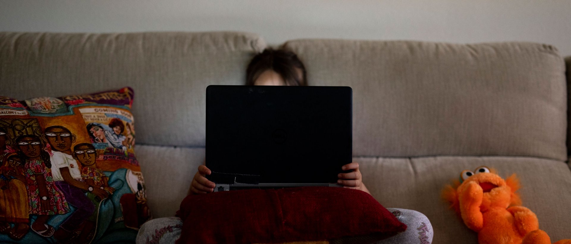 Firma contra la violencia online que sufre la infancia